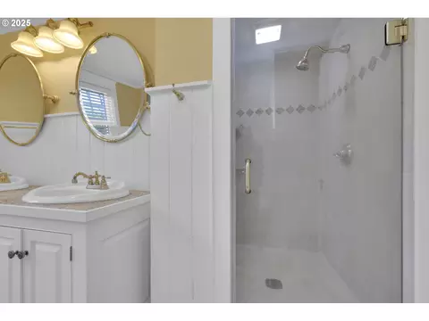 Bath - 27730 Erickson Rd, Eugene, OR 97402 photo 4 of 7