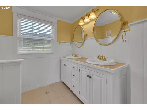 Bath - 27730 Erickson Rd, Eugene, OR 97402 photo 2 of 7