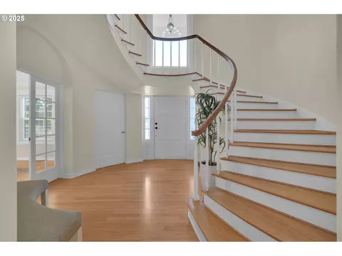 Entry Way - 27730 Erickson Rd, Eugene, OR 97402 photo 4 of 5