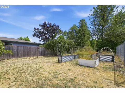 Exterior - 1990 W 18th Ave, Eugene, OR 97402 photo 5 of 8