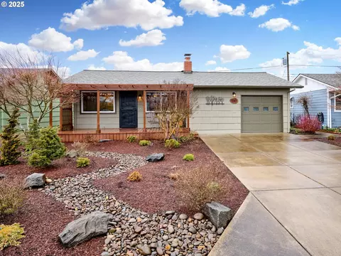 1543 Country Club Cir, Woodburn, OR 97071