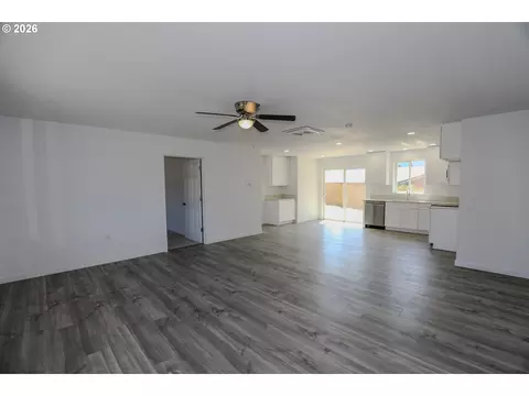 Living - 76 SE Darrell Ave, Winston, OR 97496 photo 5 of 6