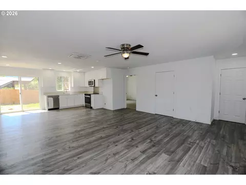 Living - 76 SE Darrell Ave, Winston, OR 97496 photo 4 of 6