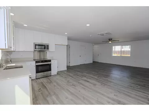 Living - 76 SE Darrell Ave, Winston, OR 97496 photo 3 of 6