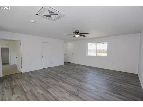 Living - 76 SE Darrell Ave, Winston, OR 97496 photo 2 of 6