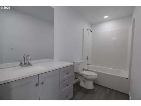 Bath - 76 SE Darrell Ave, Winston, OR 97496 photo 4 of 6