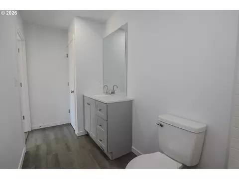 Bath - 76 SE Darrell Ave, Winston, OR 97496 photo 6 of 6