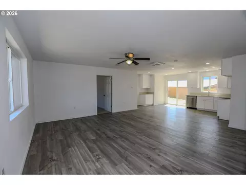 Living - 76 SE Darrell Ave, Winston, OR 97496 photo 6 of 6