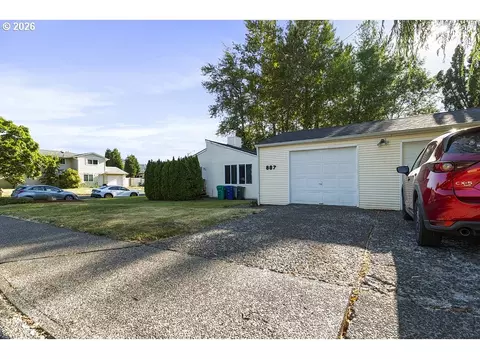 877 SE Francis Ave, Gresham, OR 97080 photo 2
