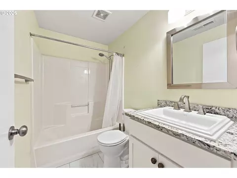 Bath - 6476 SE 33rd Way, Gresham, OR 97080 photo 3 of 3