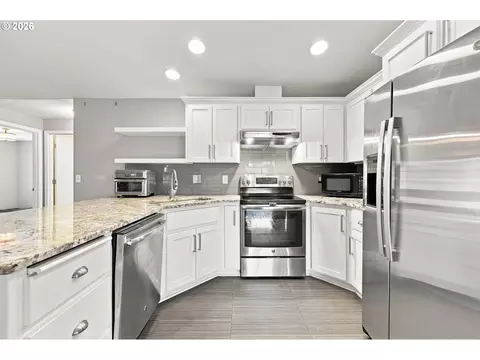 Kitchen - 6476 SE 33rd Way, Gresham, OR 97080 photo 1 of 2