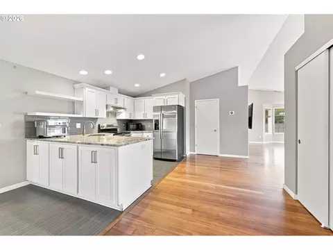 Kitchen - 6476 SE 33rd Way, Gresham, OR 97080 photo 2 of 2
