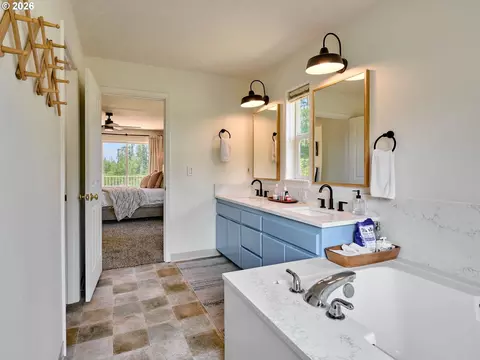 Bath - 30953 S Wright Rd, Molalla, OR 97038 photo 3 of 5