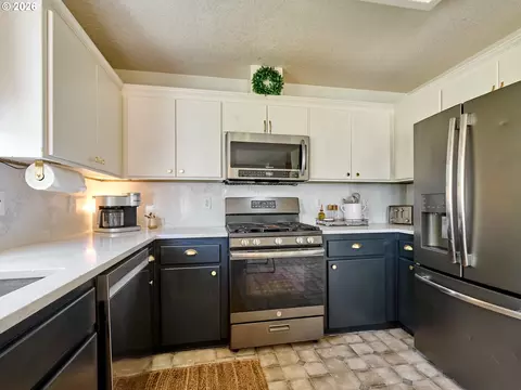 Kitchen - 30953 S Wright Rd, Molalla, OR 97038 photo 2 of 3