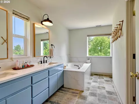 Bath - 30953 S Wright Rd, Molalla, OR 97038 photo 2 of 5