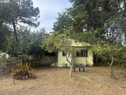 628 W 13th St, Port Orford, OR 97465