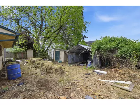 Exterior - 352 N Bertelsen Rd, Eugene, OR 97402 photo 4 of 6