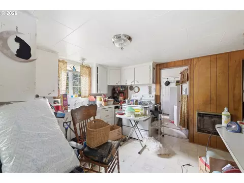 Kitchen - 352 N Bertelsen Rd, Eugene, OR 97402 photo 1 of 2