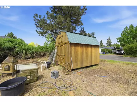 Exterior - 352 N Bertelsen Rd, Eugene, OR 97402 photo 5 of 6
