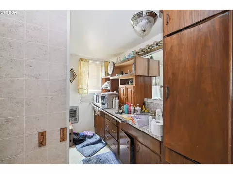 Bath - 352 N Bertelsen Rd, Eugene, OR 97402 photo 1 of 1