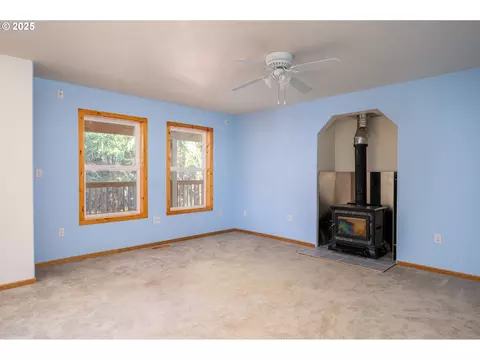 Living - 29380 SE Old Ranch Dr, Estacada, OR 97023 photo 2 of 3