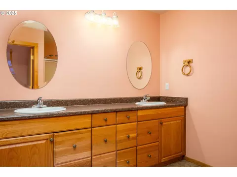 Bath - 29380 SE Old Ranch Dr, Estacada, OR 97023 photo 4 of 5