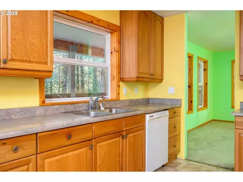 Kitchen - 29380 SE Old Ranch Dr, Estacada, OR 97023 photo 5 of 5