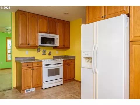 Kitchen - 29380 SE Old Ranch Dr, Estacada, OR 97023 photo 3 of 5
