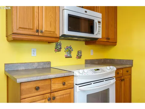 Kitchen - 29380 SE Old Ranch Dr, Estacada, OR 97023 photo 4 of 5