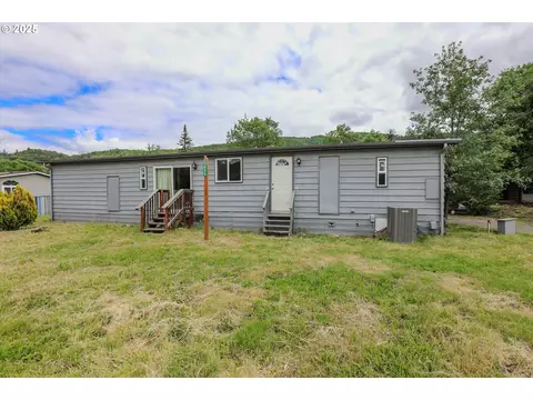 1028 Cornutt St, Myrtle Creek, OR 97457