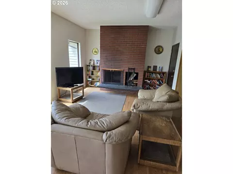 Living - 200 SW Florence Ave #I-18, Gresham, OR 97080 photo 4 of 4