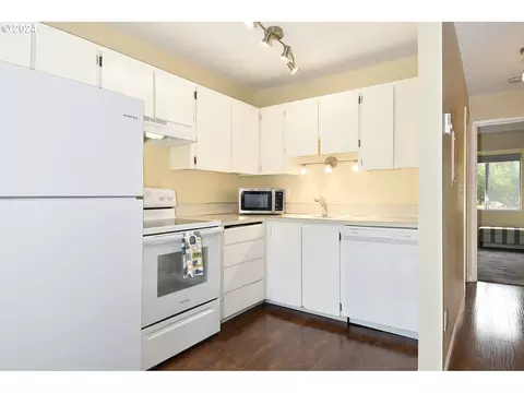 Kitchen - 200 SW Florence Ave #I-18, Gresham, OR 97080 photo 2 of 2