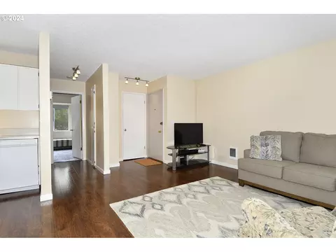 Living - 200 SW Florence Ave #I-18, Gresham, OR 97080 photo 1 of 4