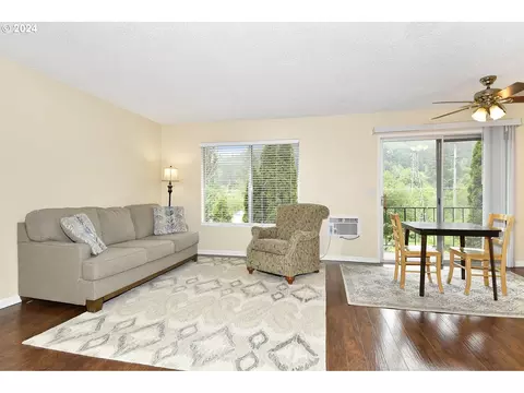 Living - 200 SW Florence Ave #I-18, Gresham, OR 97080 photo 2 of 4