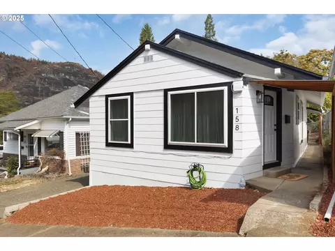 158 SE Houck Ave, Roseburg, OR 97470