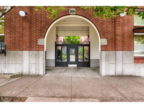 1009 NW Hoyt St #204, Portland, OR 97209