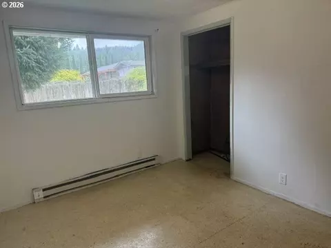Bedroom - 11766 Walnut Ave, Mapleton, OR 97453 photo 2 of 3