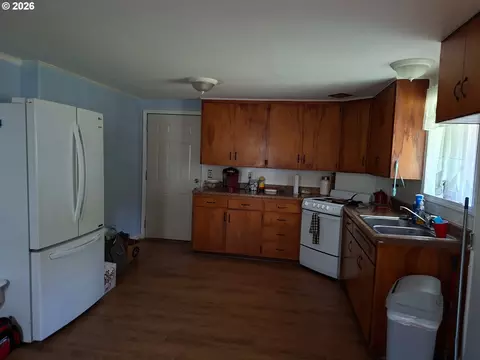 Kitchen - 11766 Walnut Ave, Mapleton, OR 97453 photo 3 of 3