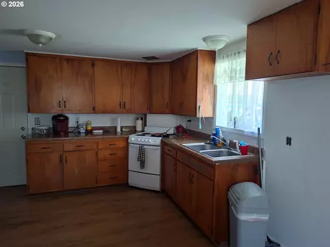 Kitchen - 11766 Walnut Ave, Mapleton, OR 97453 photo 2 of 3