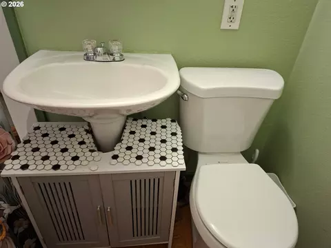 Bath - 11766 Walnut Ave, Mapleton, OR 97453 photo 1 of 1
