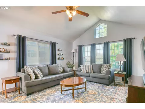 Living - 1626 SW 3rd St, Pendleton, OR 97801 photo 2 of 4