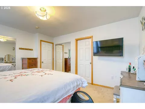 Bedroom - 1626 SW 3rd St, Pendleton, OR 97801 photo 2 of 6