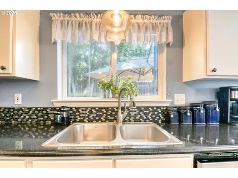 Kitchen - 1626 SW 3rd St, Pendleton, OR 97801 photo 4 of 4