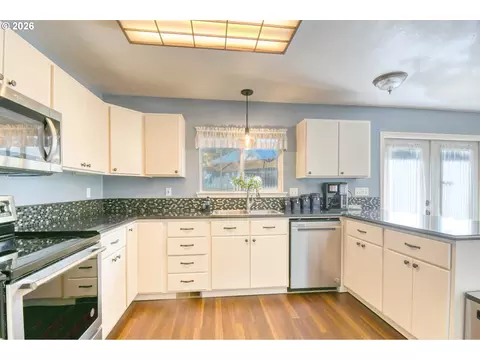 Kitchen - 1626 SW 3rd St, Pendleton, OR 97801 photo 2 of 4