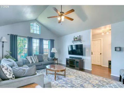 Living - 1626 SW 3rd St, Pendleton, OR 97801 photo 1 of 4