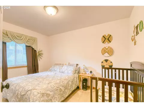 Bedroom - 1626 SW 3rd St, Pendleton, OR 97801 photo 5 of 6