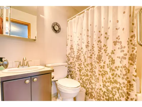 Bath - 1626 SW 3rd St, Pendleton, OR 97801 photo 2 of 2