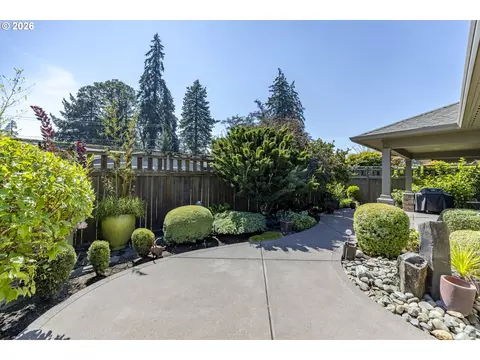 Exterior - 1470 Piper Ln, Eugene, OR 97401 photo 7 of 8