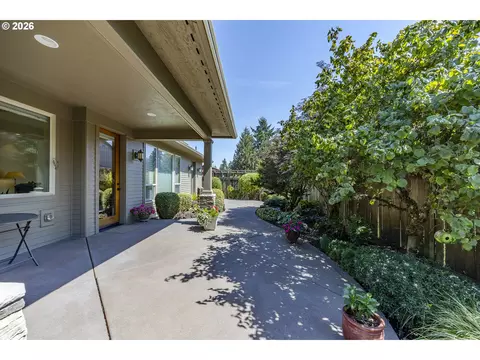 Exterior - 1470 Piper Ln, Eugene, OR 97401 photo 6 of 8