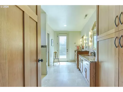 Bath - 1470 Piper Ln, Eugene, OR 97401 photo 2 of 4